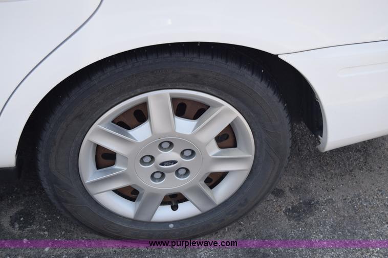 image for item K8544 2006 Ford Taurus SE