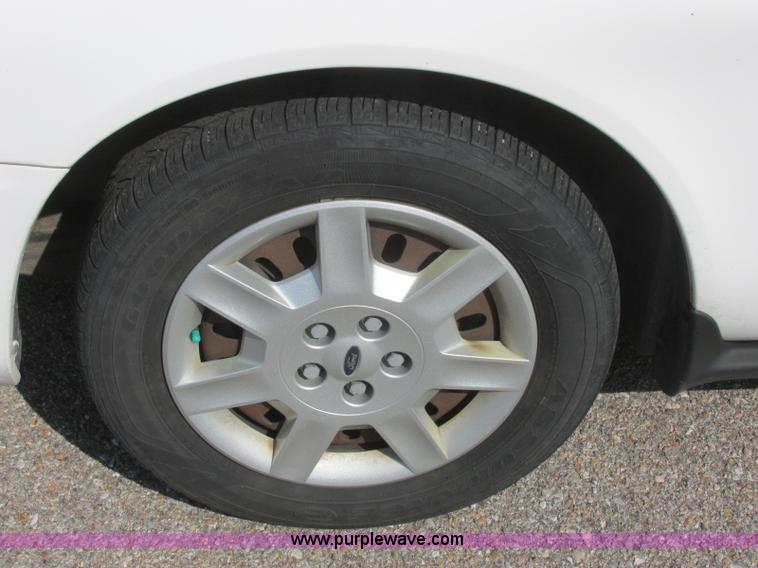 image for item K8547 2006 Ford Taurus SE