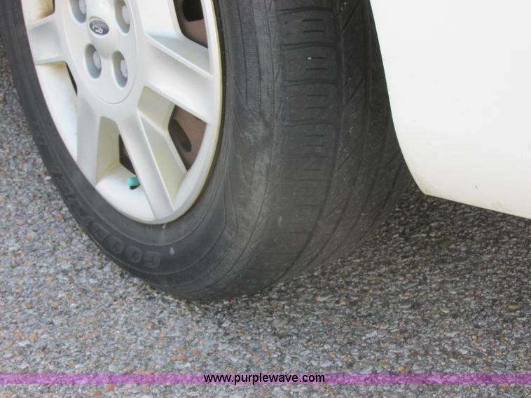 image for item K8547 2006 Ford Taurus SE