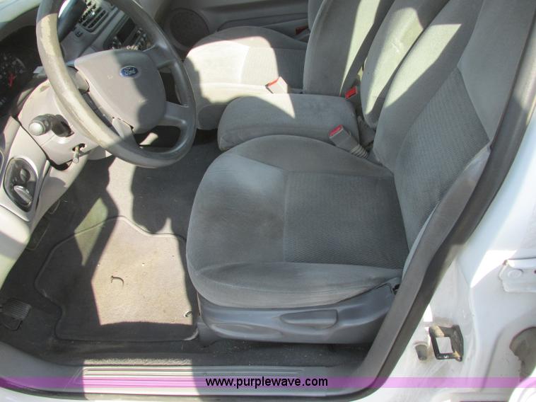 image for item K8553 2006 Ford Taurus SE