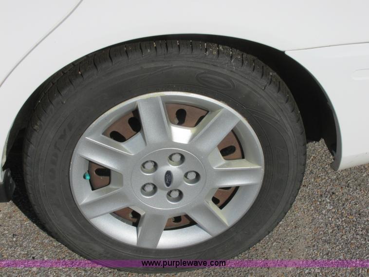 image for item K8553 2006 Ford Taurus SE