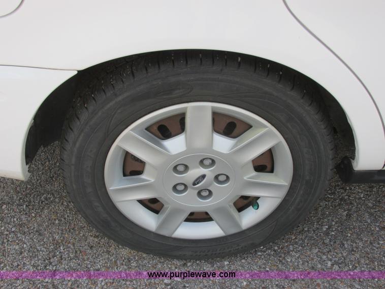 image for item K8553 2006 Ford Taurus SE