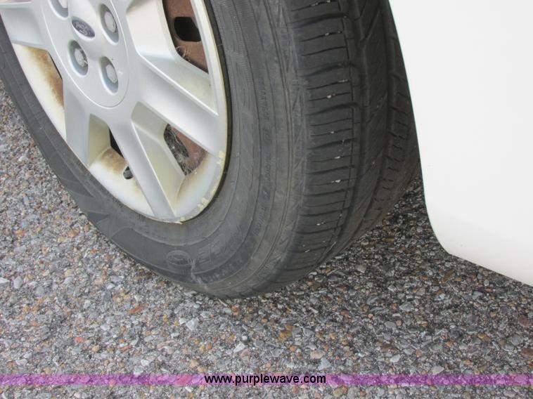 image for item K8553 2006 Ford Taurus SE