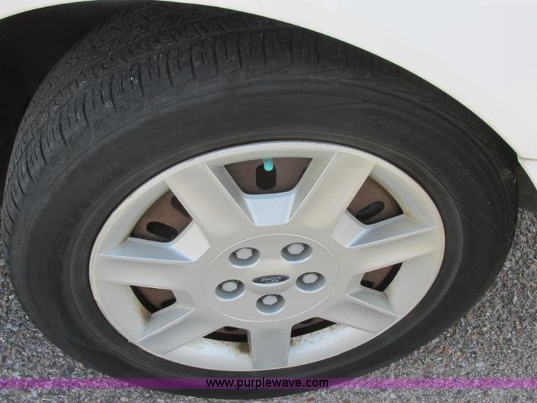 image for item K8554 2006 Ford Taurus SE