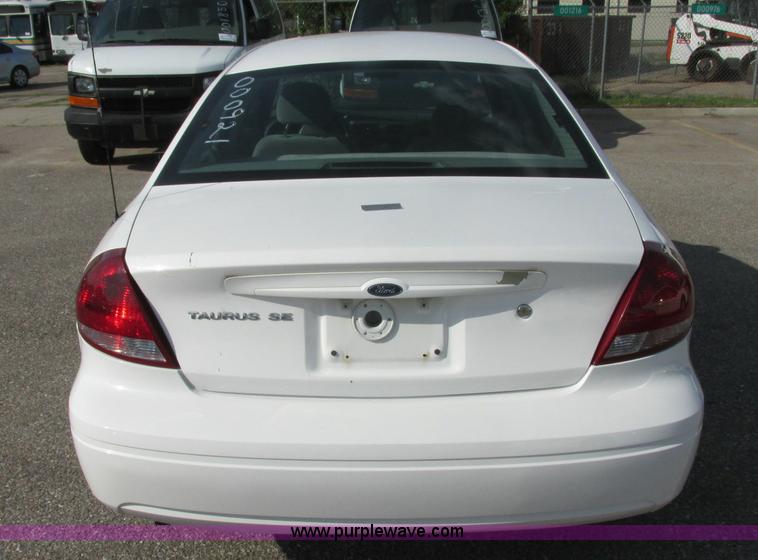 image for item K8555 2006 Ford Taurus SE