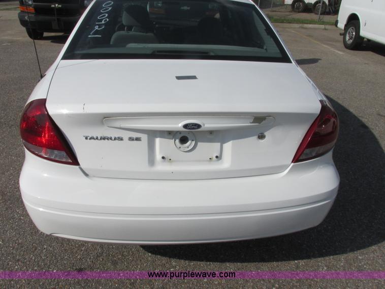 image for item K8555 2006 Ford Taurus SE