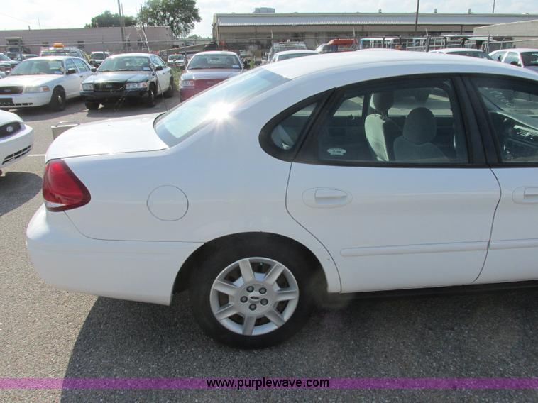 image for item K8555 2006 Ford Taurus SE
