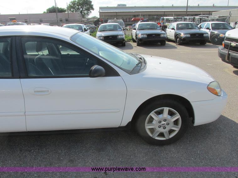 image for item K8555 2006 Ford Taurus SE