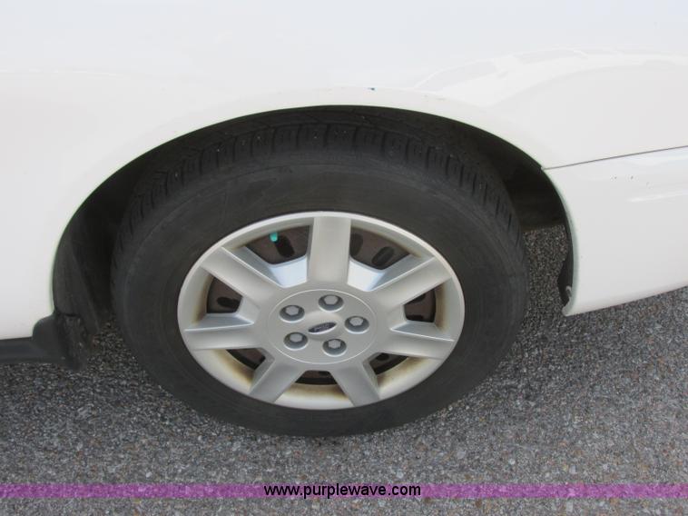 image for item K8555 2006 Ford Taurus SE