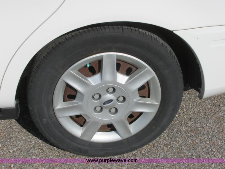 image for item K8555 2006 Ford Taurus SE