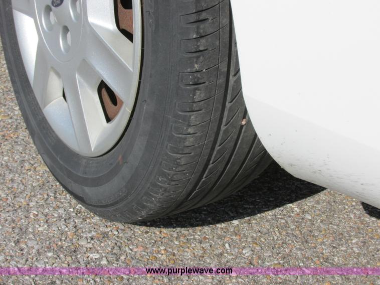 image for item K8555 2006 Ford Taurus SE