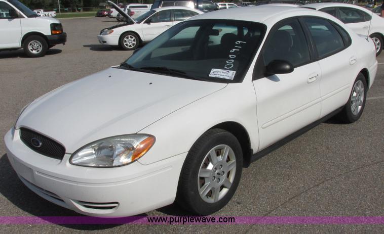 image for item K8556 2006 Ford Taurus SE