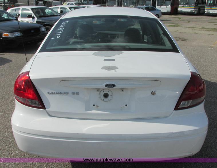 image for item K8556 2006 Ford Taurus SE
