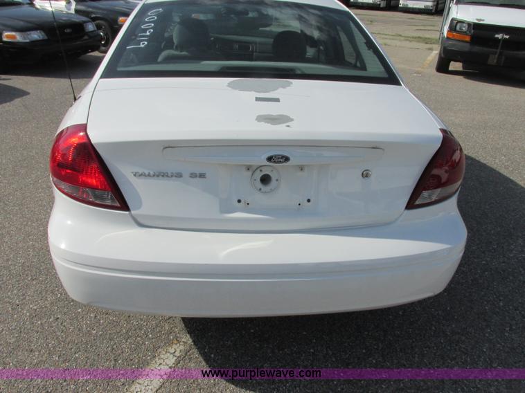 image for item K8556 2006 Ford Taurus SE