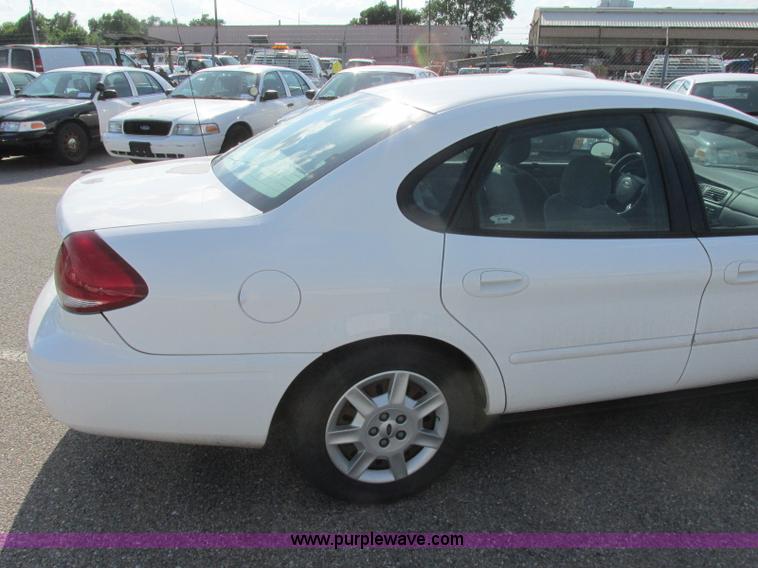image for item K8556 2006 Ford Taurus SE
