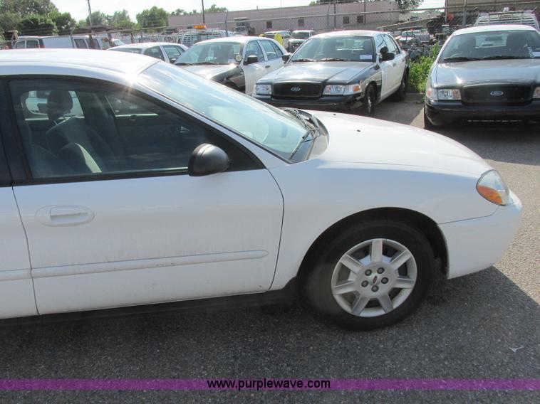 image for item K8556 2006 Ford Taurus SE