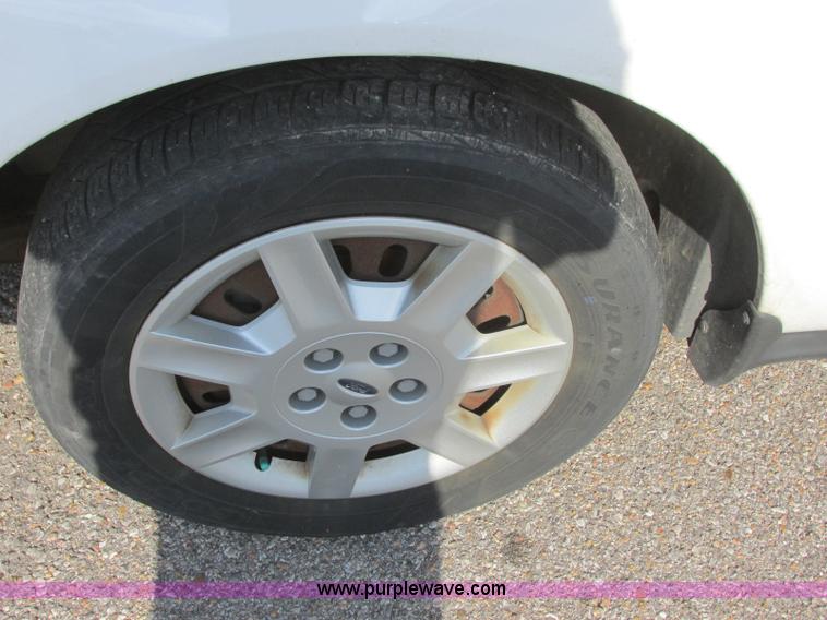 image for item K8556 2006 Ford Taurus SE