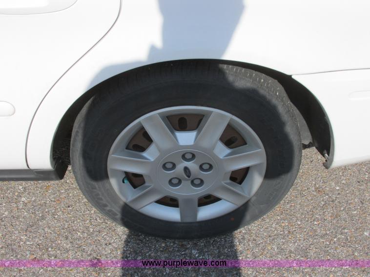 image for item K8556 2006 Ford Taurus SE