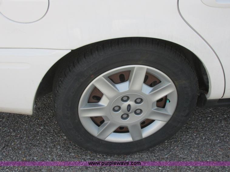 image for item K8556 2006 Ford Taurus SE