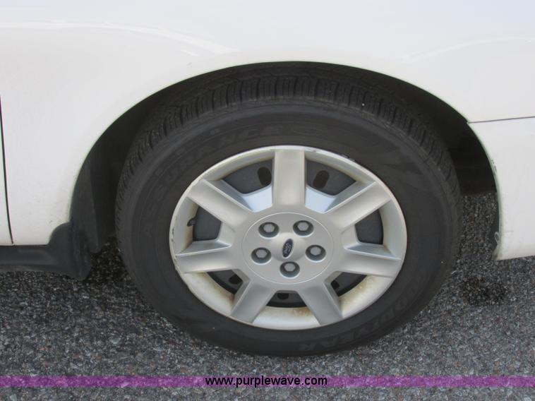 image for item K8556 2006 Ford Taurus SE