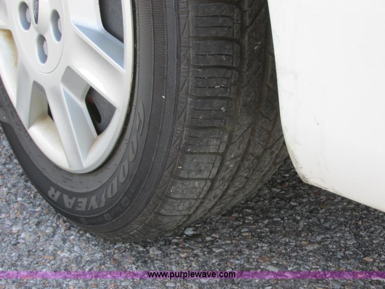 image for item K8556 2006 Ford Taurus SE