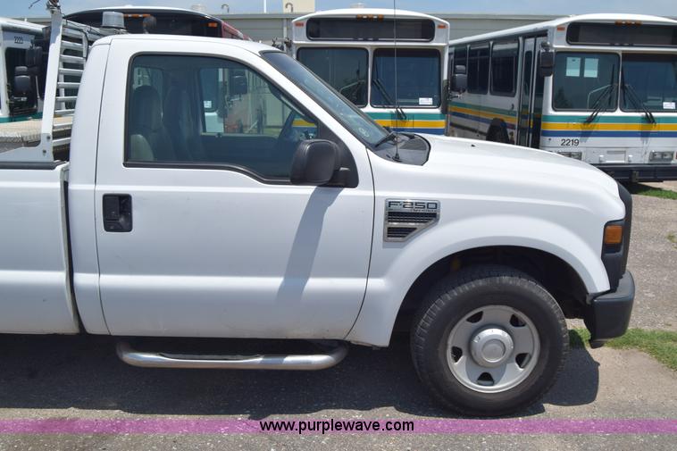 image for item K8563 2008 Ford F250 Super Duty XL pickup truck