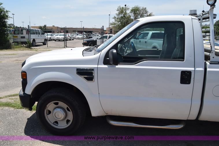 image for item K8563 2008 Ford F250 Super Duty XL pickup truck