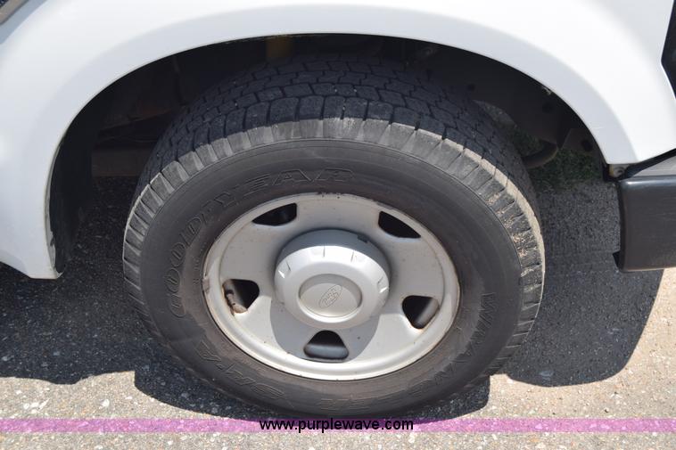 image for item K8563 2008 Ford F250 Super Duty XL pickup truck