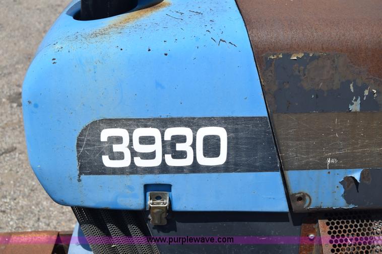 image for item K8565 1996 New Holland 3930 tractor