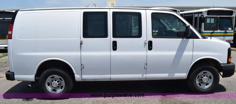 image for item K8566 2007 Chevrolet Express 2500 Cargo van