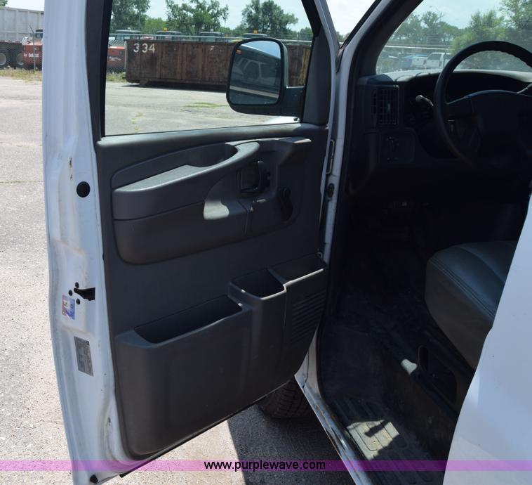 image for item K8566 2007 Chevrolet Express 2500 Cargo van