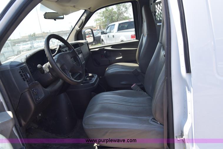 image for item K8566 2007 Chevrolet Express 2500 Cargo van