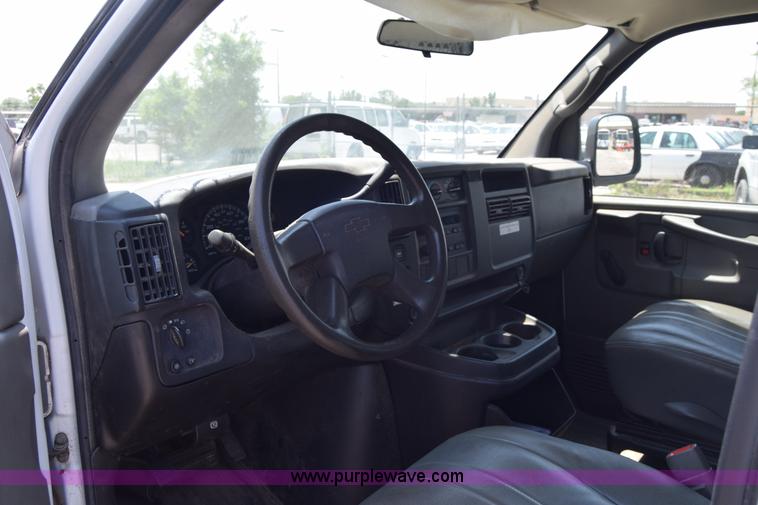 image for item K8566 2007 Chevrolet Express 2500 Cargo van