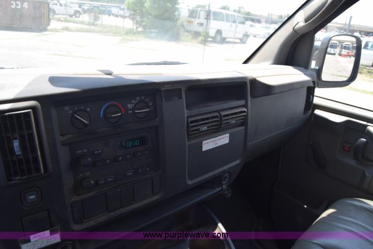 image for item K8566 2007 Chevrolet Express 2500 Cargo van