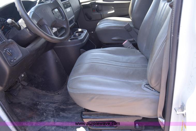 image for item K8566 2007 Chevrolet Express 2500 Cargo van