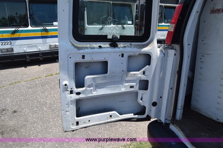 image for item K8566 2007 Chevrolet Express 2500 Cargo van