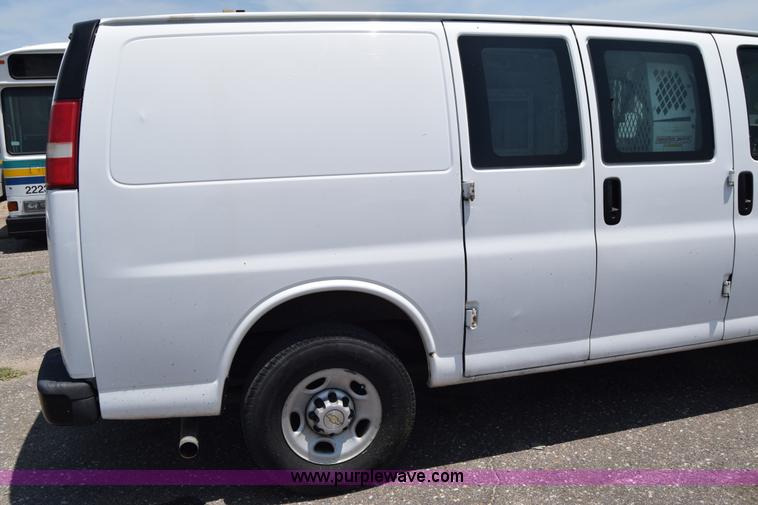 image for item K8566 2007 Chevrolet Express 2500 Cargo van