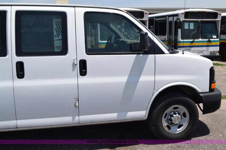 image for item K8566 2007 Chevrolet Express 2500 Cargo van