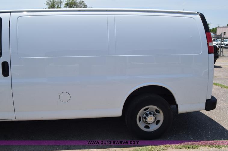 image for item K8566 2007 Chevrolet Express 2500 Cargo van