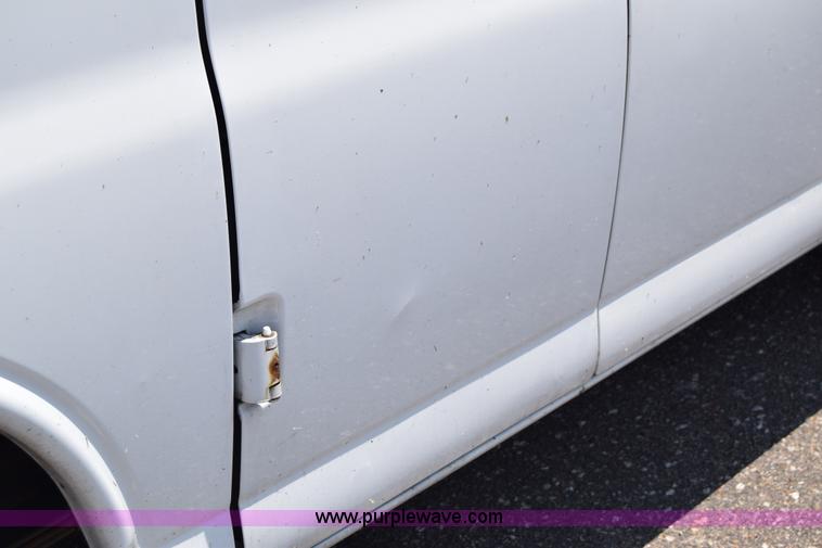 image for item K8566 2007 Chevrolet Express 2500 Cargo van