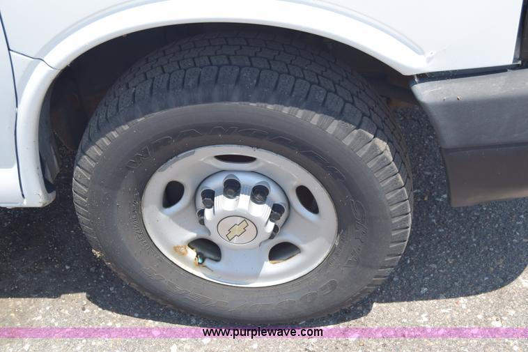 image for item K8566 2007 Chevrolet Express 2500 Cargo van