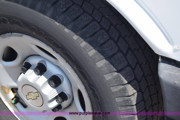 image for item K8566 2007 Chevrolet Express 2500 Cargo van