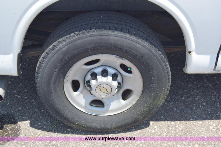 image for item K8566 2007 Chevrolet Express 2500 Cargo van