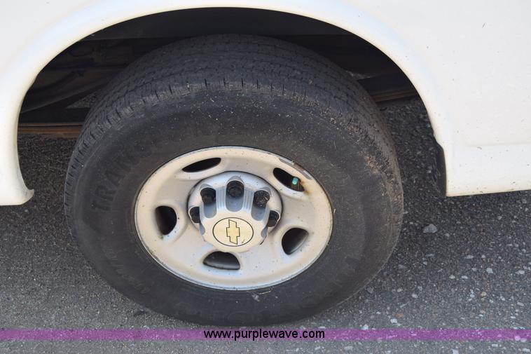 image for item K8566 2007 Chevrolet Express 2500 Cargo van