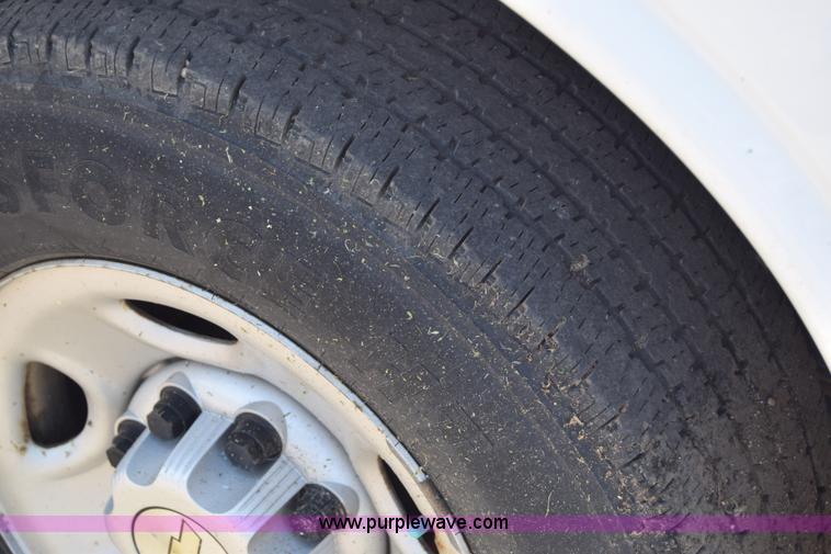 image for item K8566 2007 Chevrolet Express 2500 Cargo van