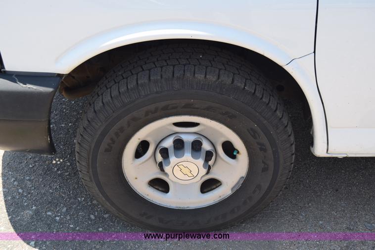 image for item K8566 2007 Chevrolet Express 2500 Cargo van