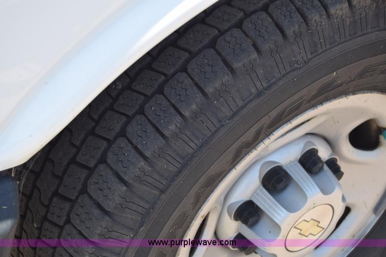 image for item K8566 2007 Chevrolet Express 2500 Cargo van