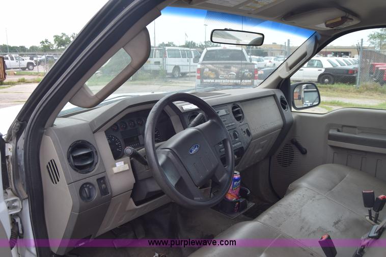 image for item K8567 2008 Ford F250 Super Duty XL pickup truck