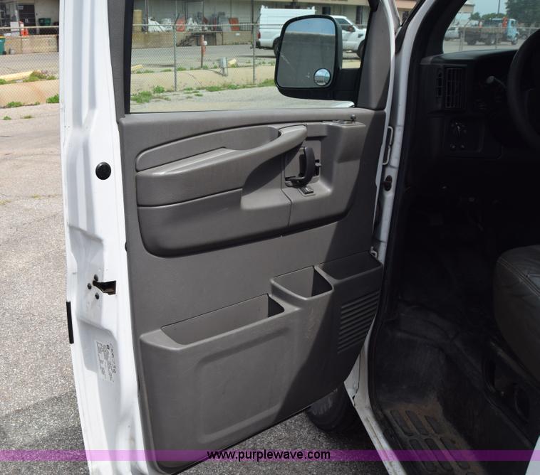 image for item K8571 2005 Chevrolet Express 2500 Cargo van