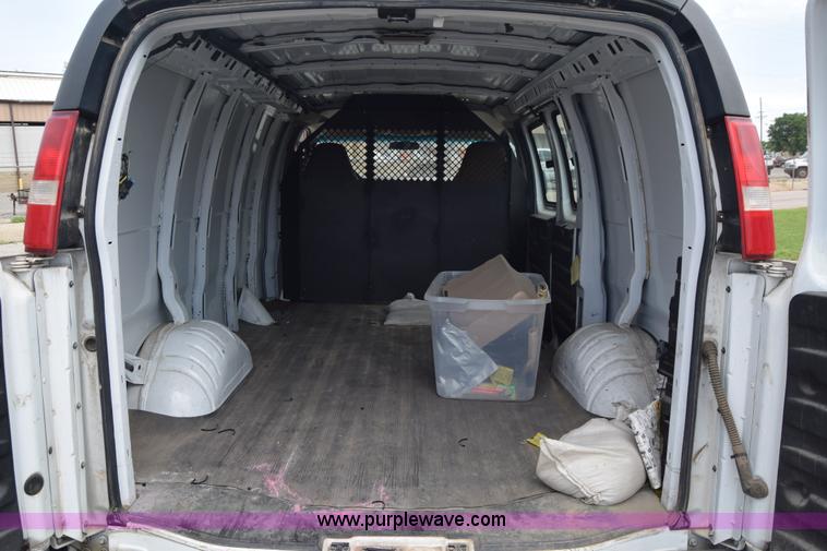 image for item K8571 2005 Chevrolet Express 2500 Cargo van